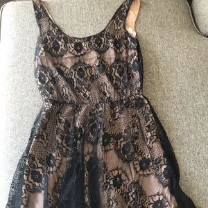📣 Black lace on tan body dress